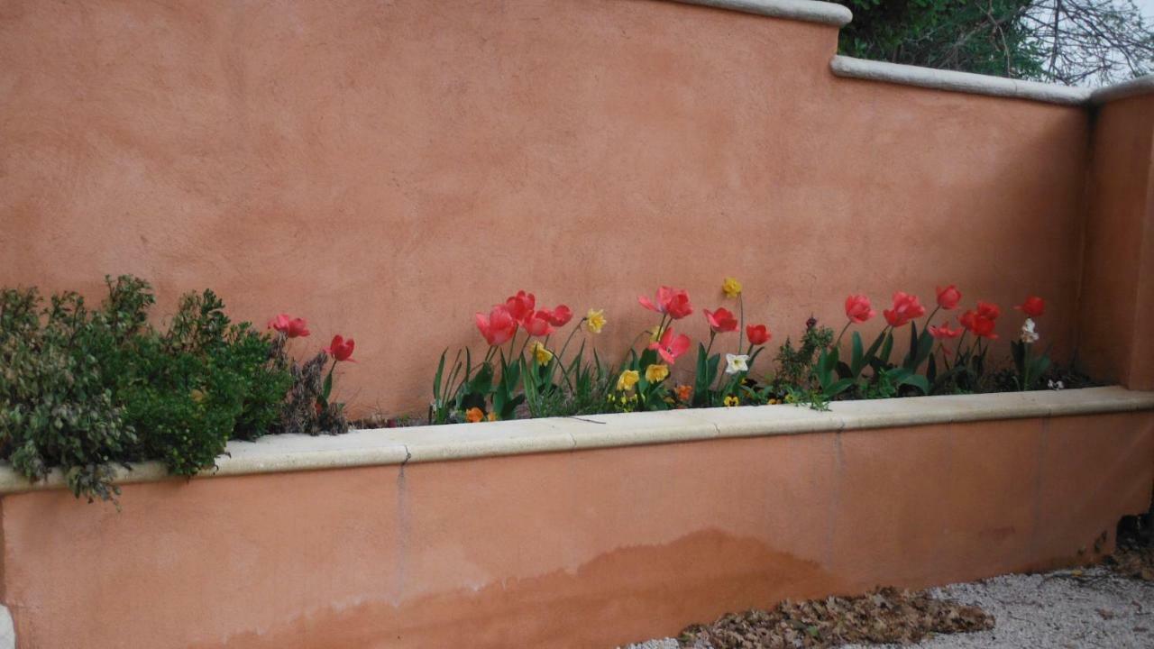 Appartement Le Romarin Mallemort Exterior foto